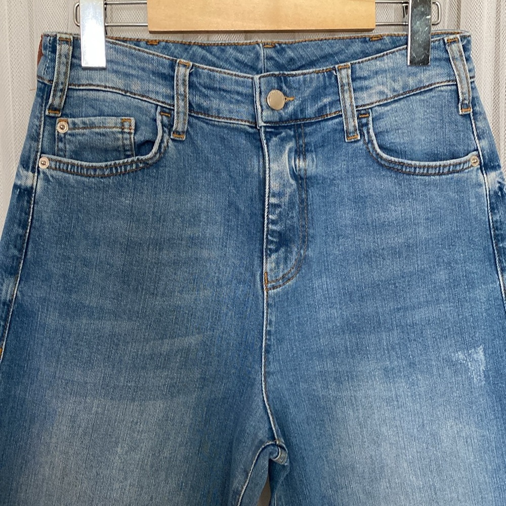 Emporio Armani Blue Flare Wide Leg Jeans
Medium washed High Rise Size 29 - Picture 3 of 17